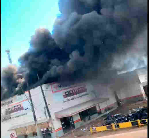 Vídeo: Incêndio de grandes proporções em revenda de pneus na Capital