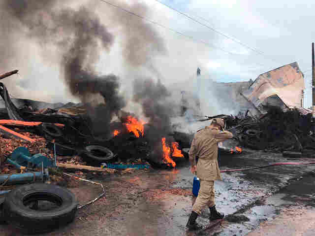 Vídeo: Bombeiros trabalham no resfriamento de área que pegou fogo em Porto Velho
