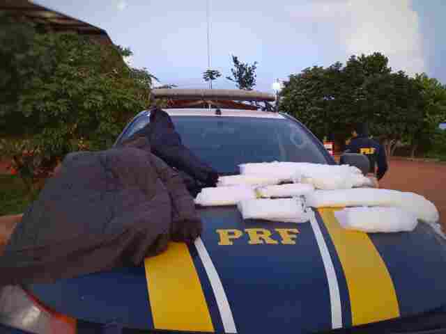 Jovem é presa com drogas em táxi na BR-425