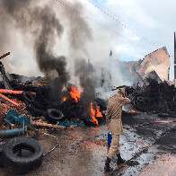 Vídeo: Bombeiros trabalham no resfriamento de área que pegou fogo em Porto Velho