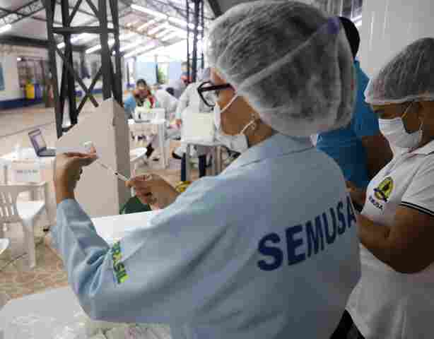 Agendamento de vacinas para idosos a partir de 65 anos encerra em menos de 3 horas