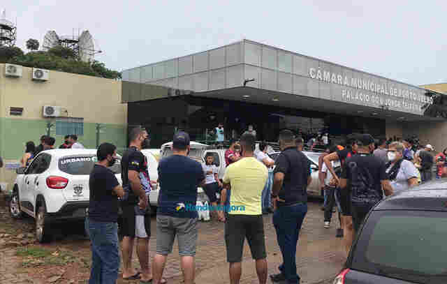 Motoristas de aplicativos protestam na Câmara para serem incluídos como prioritários na vacinação