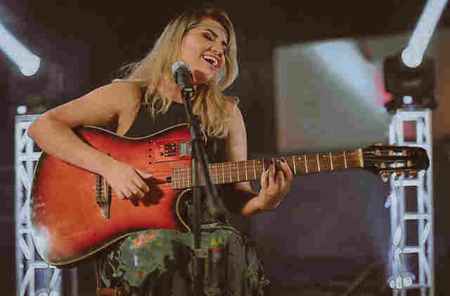 Após 10 anos de carreira, cantora Ellen Cristine se prepara para gravar CD só com músicas autorais