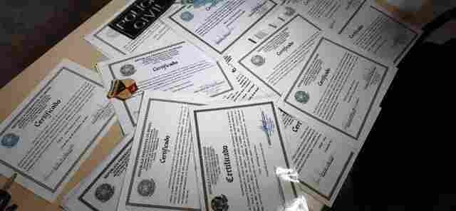 Operação prende dois e apreende dezenas de diplomas de 2º grau falsos negociados em Rondônia