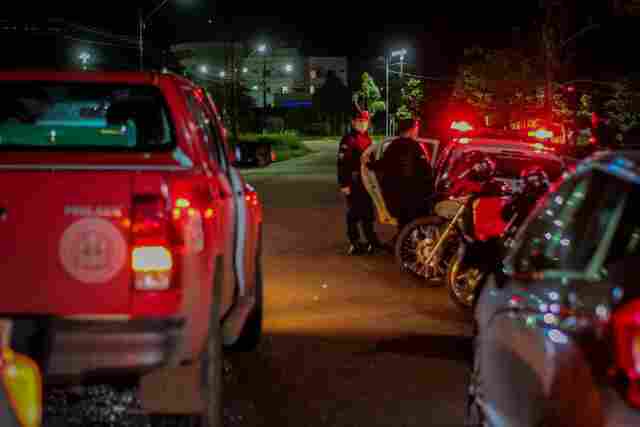 Operação flagra mais aglomerações e conveniência funcionando na noite de quinta-feira