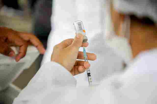 Governo envia vacinas contra a Covid-19 para as regionais de saúde neste domingo