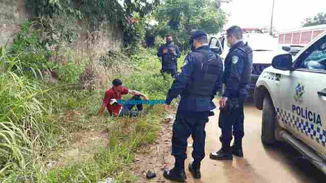 Bandidos roubam trabalhador, fogem, batem carro e acabam presos
