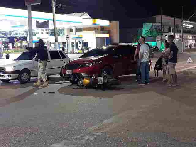 Casal em moto é atropelado em cruzamento na Jorge Teixeira