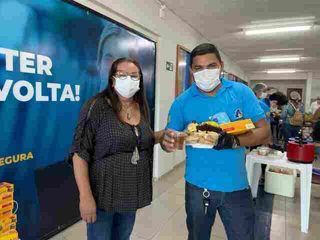 Sindeprof homenageia vacinadores municipais da Semusa