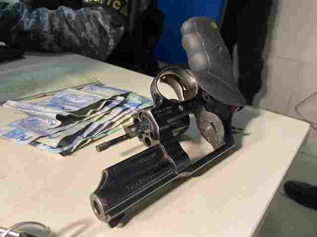 Dupla é presa com arma de fogo na Zona Leste