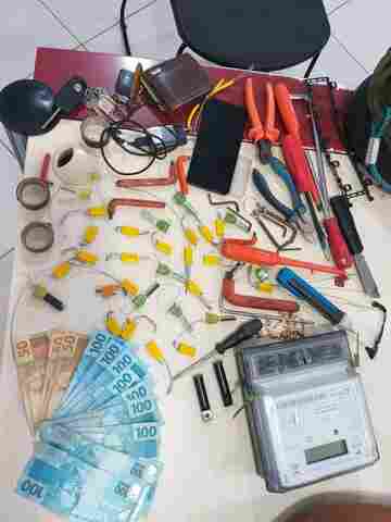 Jovem é preso acusado de fazer "gato" em medidor; lacres da Energisa foram apreendidos