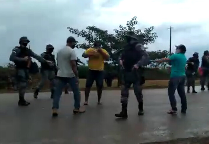 Vídeo: Em protesto contra laticínios, PM usa spray de pimenta para dispersar produtores de leite