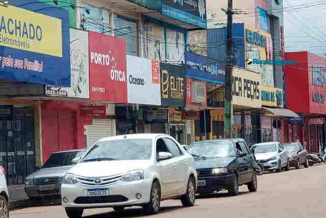 Governo libera venda de bebidas e comércio em fins de semana; bares já podem abrir