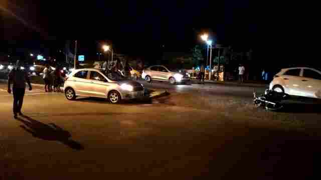 Jovem morre após bater moto em carro parado