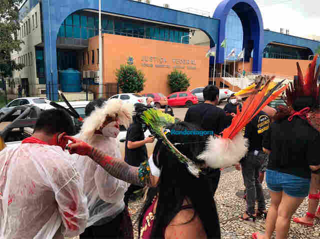 Familiares fazem protesto exigindo respostas sobre morte de Ari Uru-Eu-Wau-Wau