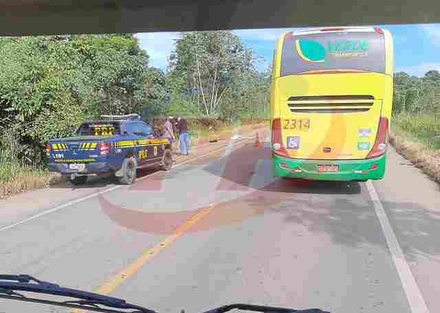 Jovem motociclista perde a vida em colisão com carreta na BR-364