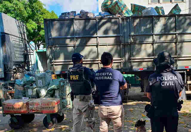 Vídeo: PRF, Receita e Denarc apreendem carga com 4 mil eletrônicos na BR-364