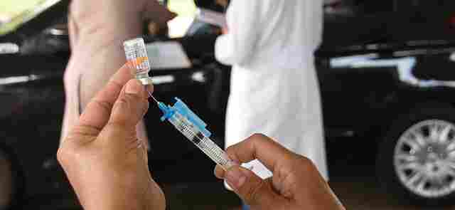 Pessoas com comorbidades começam a tomar vacina em maio