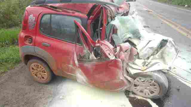 Idoso morre na BR-364 após colisão de carro com carreta