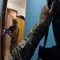 Vídeo: Operação da PF prende 10 pessoas; líder foi preso escondido em fundo falso