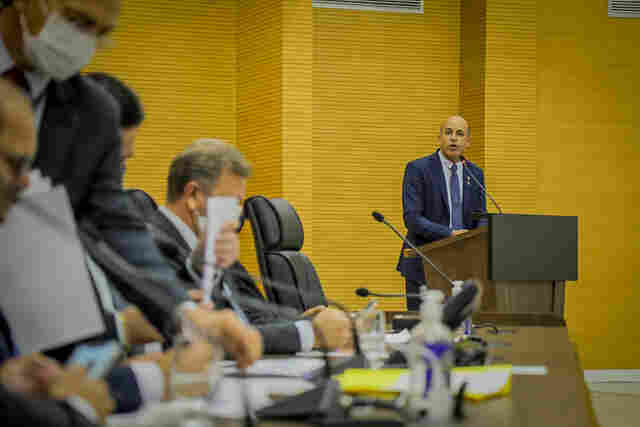 Ismael Crispin indica criação de cargos para psicólogos e assistentes sociais nas escolas