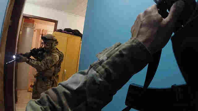 Vídeo: Operação da PF prende 10 pessoas; líder foi preso escondido em fundo falso