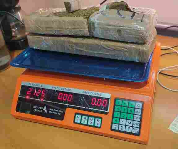 Jovem é presa com droga e diz que levaria para o irmão