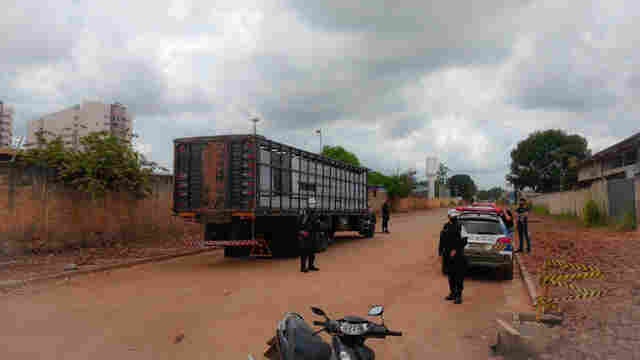 Jovem motociclista morre atropelada por caminhão boiadeiro