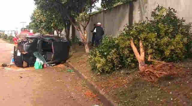 Policial fica ferido após colidir carro contra árvore