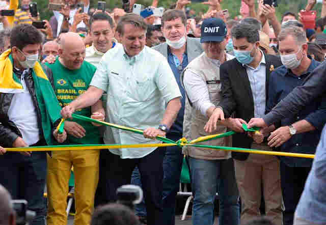 Em inauguração de ponte, Bolsonaro diz que decreto para impedir fechamento de vias já está pronto