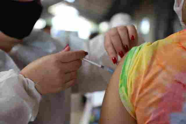 Pessoas que deveriam tomar a Coronavac no dia 28 de abril serão vacinadas nesta segunda