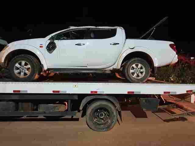 Caminhonete capota na BR-364 e motorista foge sem prestar socorro a passageiros