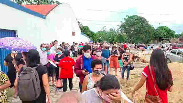 Vídeo: retomada de aplicação da segunda dose da CoronaVac tem aglomeração e tumulto em Porto Velho