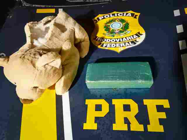 PRF e PM prendem dois com urso de pelúcia recheado de cocaína