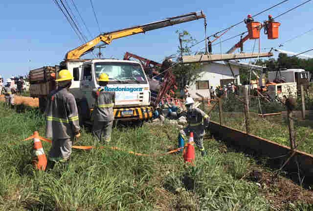 Caminhão carregado de botijas de gás bate em poste na BR-364