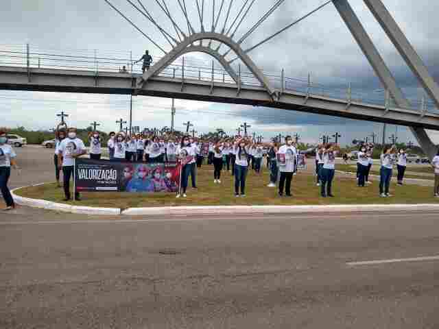 Profissionais de enfermagem homenageiam colegas mortos pela Covid-19