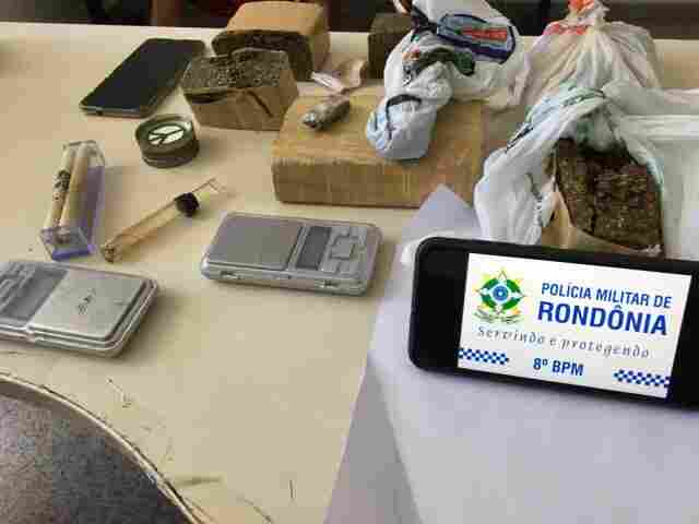Polícia prende dupla com dois quilos de droga