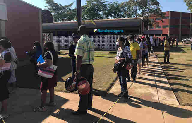 Vacinação sem agendamento para pessoas com comorbidades também registra longas filas