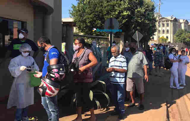 Filas menores na Fimca, onde acontece a aplicação da segunda dose da Coronavac