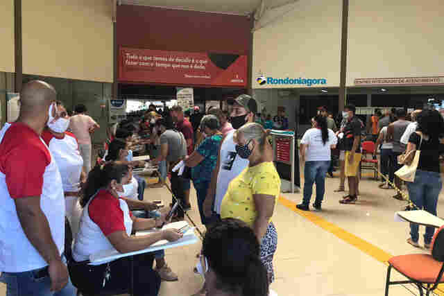 Pessoas a partir de 45 anos começam a ser vacinadas na Capital