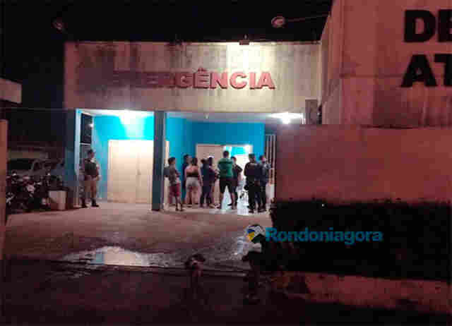 Jovem é atacado a tiros em frente de casa