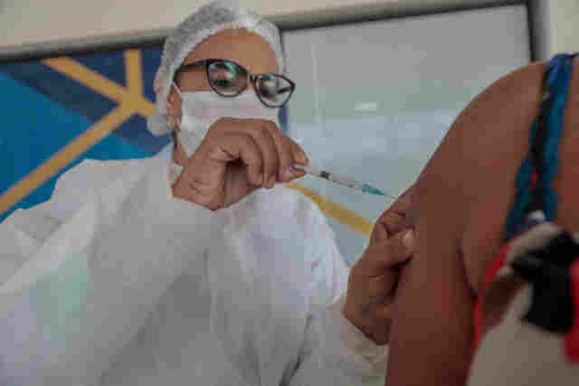 Pessoas com comorbidades acima de 45 anos serão vacinadas sem agendamento nesta quarta-feira