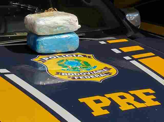 Jovem é presa pela PRF com maconha em ônibus interestadual