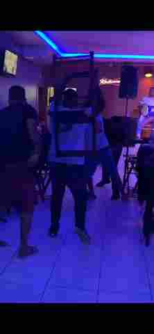 Segurança é baleado após levar “surra” de cadeiras em pub