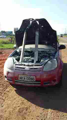 Veículo pega fogo em via pública; não há feridos