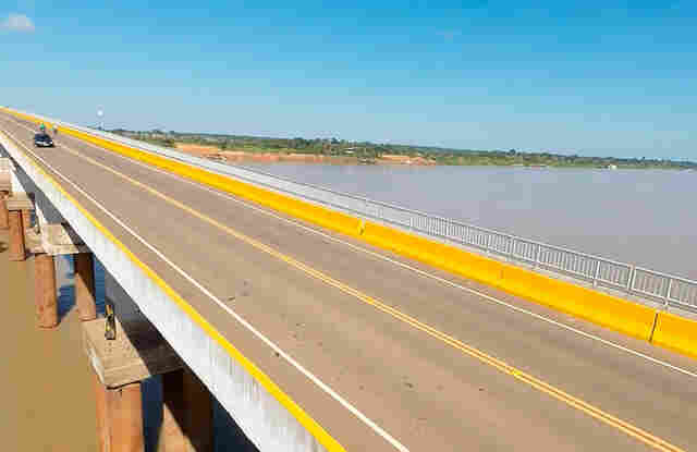 Mulher é salva por canoeiro após tentativa de suicídio em ponte