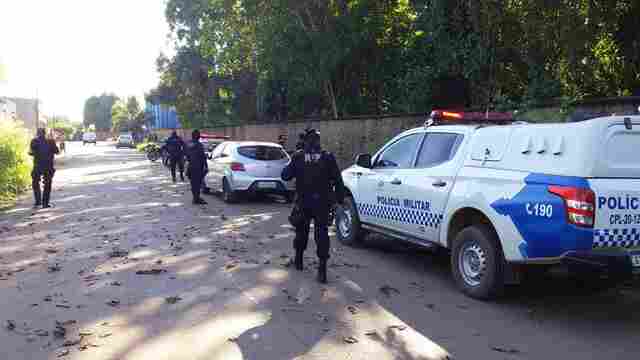 Foragido tenta roubar carro, troca tiros com a polícia e acaba no JP II