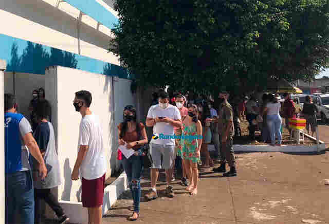 Jovens a partir de 18 anos com comorbidades são vacinados em Porto Velho