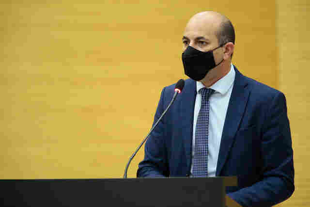 Deputado Ismael Crispin concede medalha do Mérito Legislativo a Tenente-Coronel e Tenente da Polícia Militar