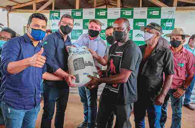 Marcelo Cruz entrega 28 toneladas de calcário para produtores rurais de Porto Velho